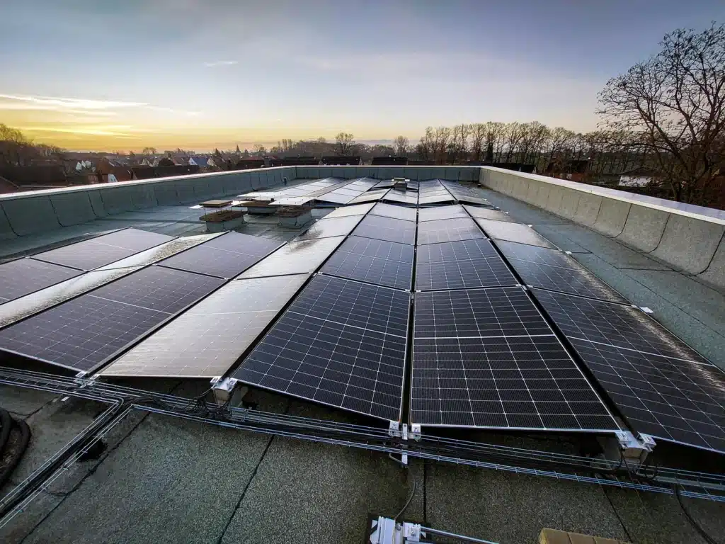 Photovoltaikmodule auf einem Flachdach.